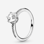 ANEL SOLITÁRIO BRILHANTE CRAVEJADO EM ZIRCÔNIAS